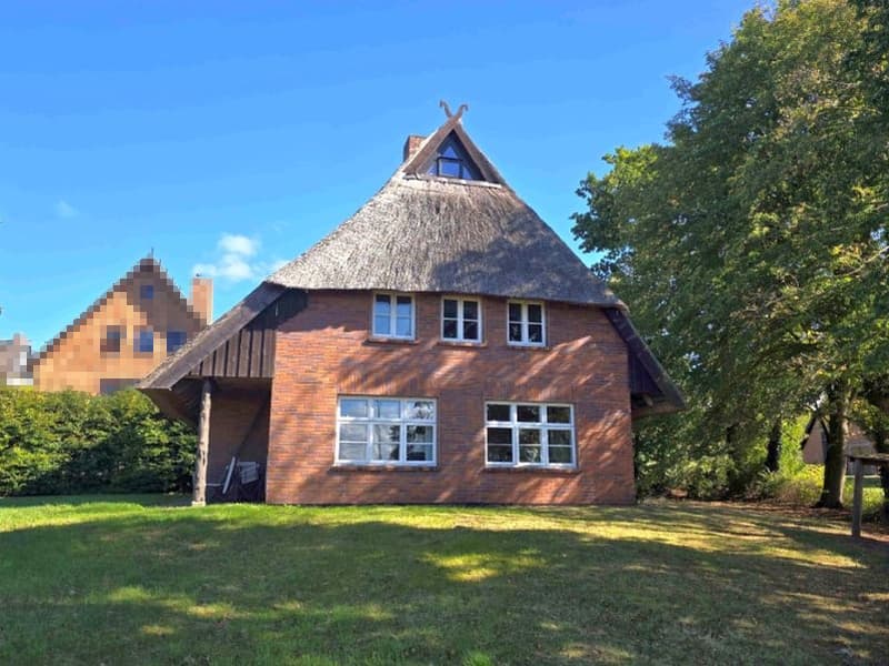 Einfamilienhaus nebst Schuppen, Carport und Finnhütte