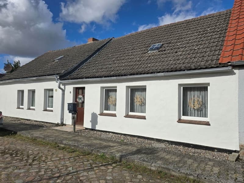 Einfamilienwohnhaus (Doppelhaushälfte) mit Nebengebäuden