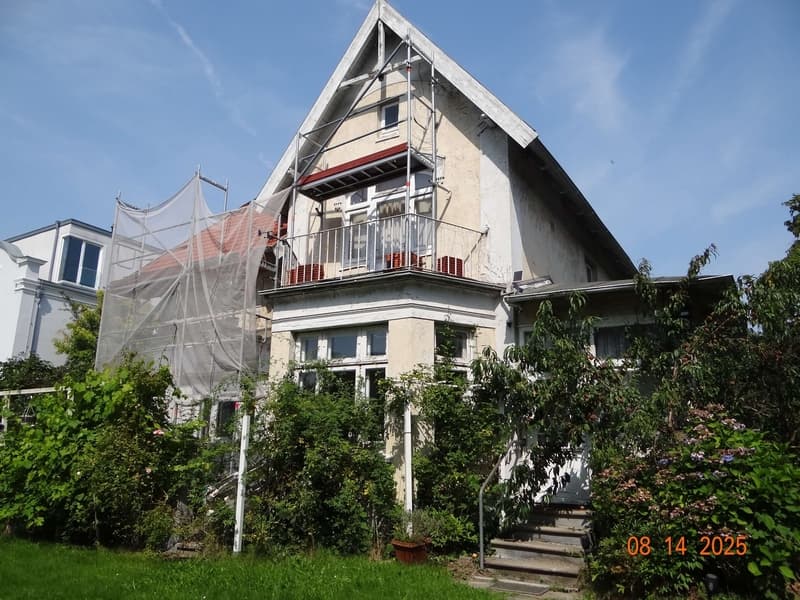 Wohnhaus mit Nebengebäude