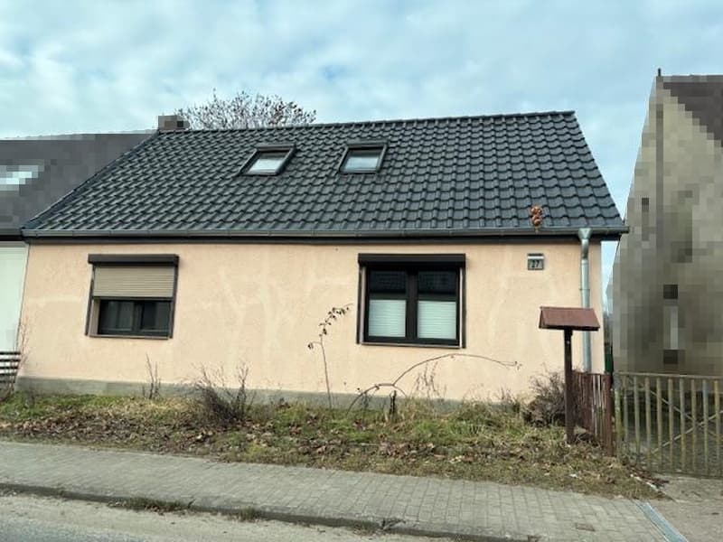 Einfamilienhaus (Doppelhaushälfte) mit 2 Garagen