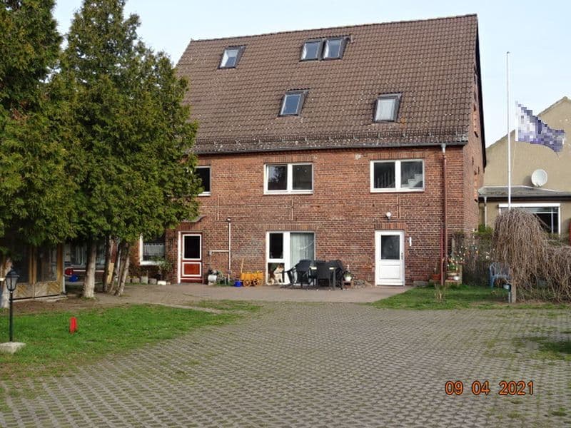 Mehrfamilienhaus und Werkstatt