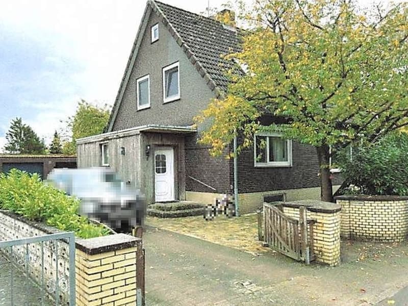 Wohnhaus mit Nebengebäuden