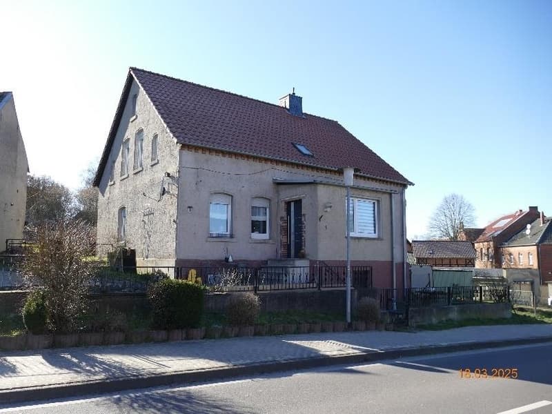 Einfamilienhaus mit Stall-/Garagengebäude, Schuppen und ehem. Garage