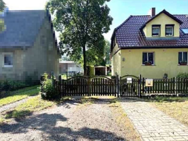 Einfamilienhaus mit Garage und Gartenland