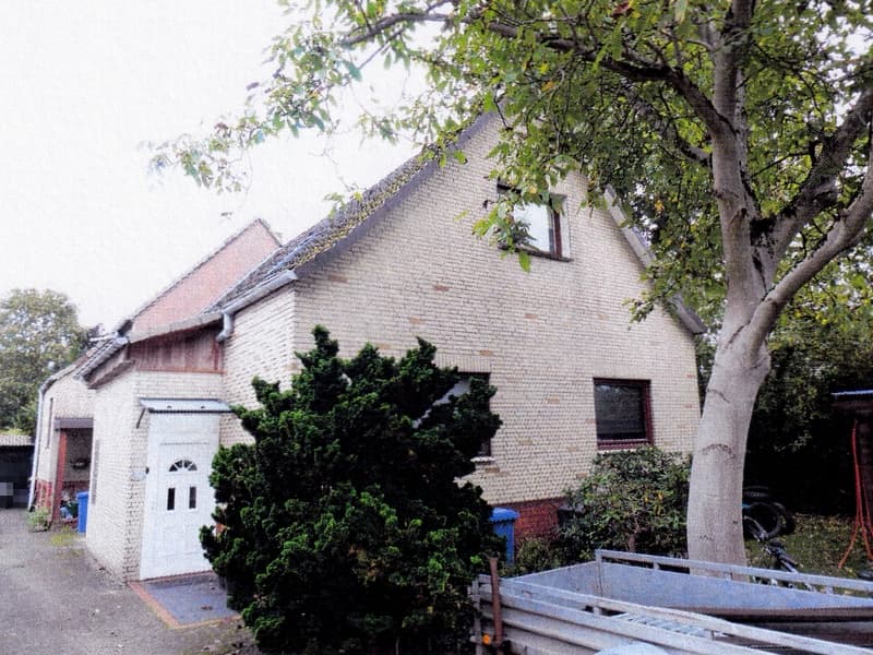 Wohnhaus mit 2 Wohneinheiten und Nebengebäuden