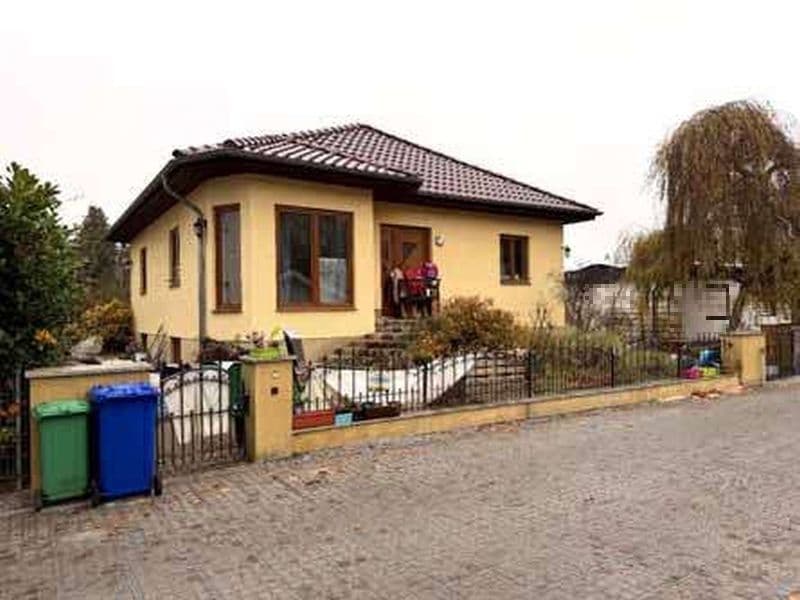 Einfamilienhaus mit Nebengebäude