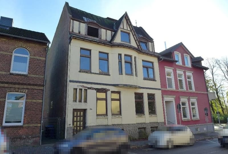 Abgängiges Mehrfamilienhaus