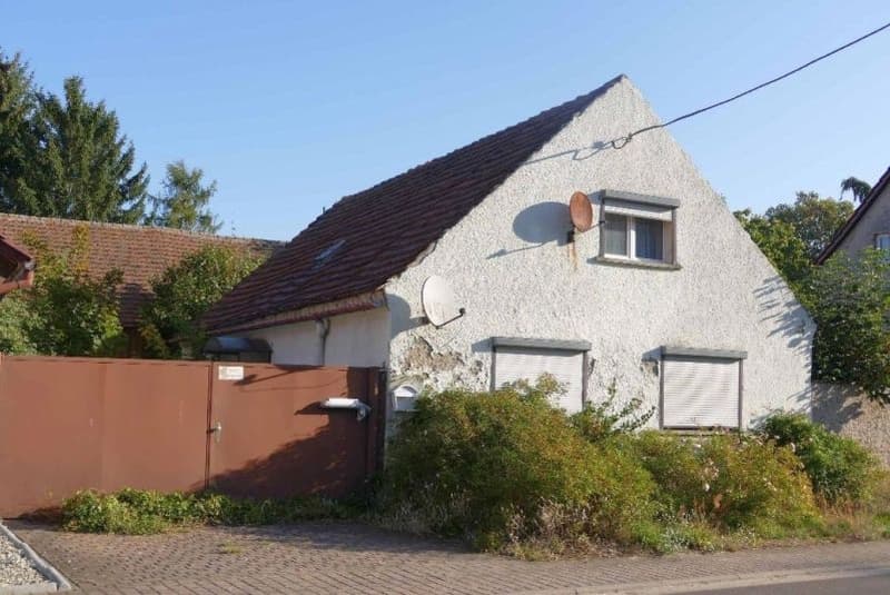 Abrisswürdiges Einfamilienhaus mit Nebengebäuden