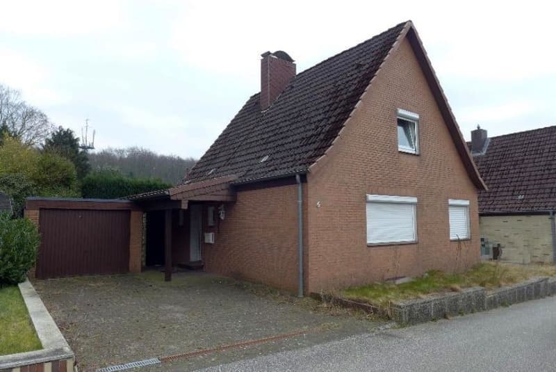 Einfamilienhaus mit Garage und Nebengebäuden
