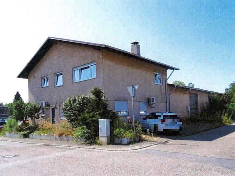 Einfamilienhaus mit angebauter Gewerbehalle