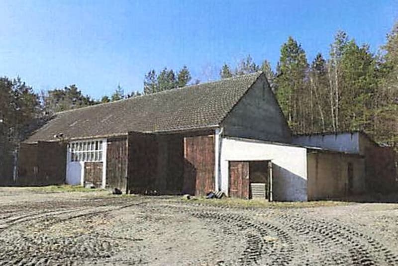 Bebautes Grundstück (scheunenartiges Gebäude u.a.)