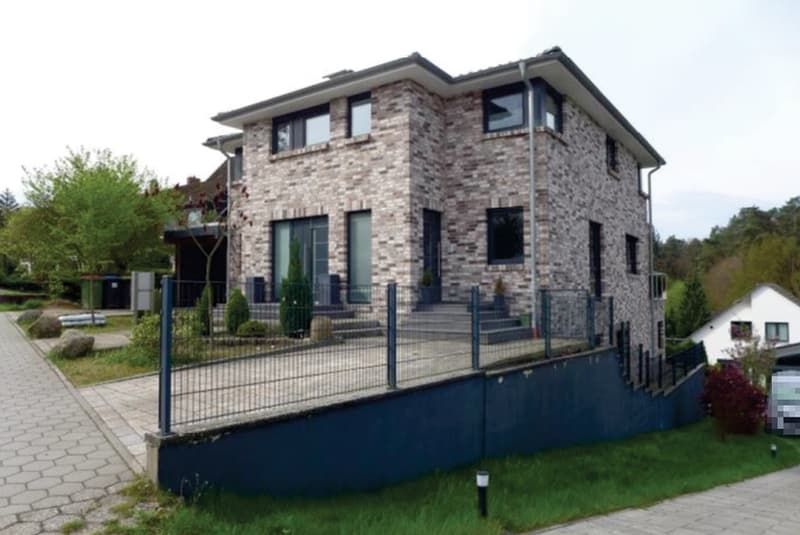 Zweifamilienhaus mit Carport in Hanglage