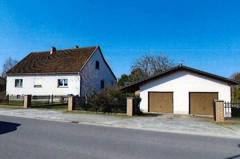Wohnhaus mit Wirtschaftsgebäude, Werkstatt, Garage und Garagenanbau