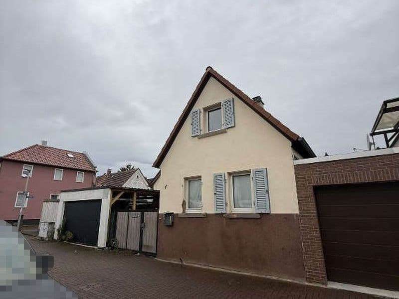 Einfamilienhaus nebst Nebengebäude und Garage