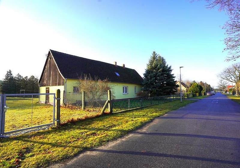 Einfamilienwohnhaus mit Nebengebäuden