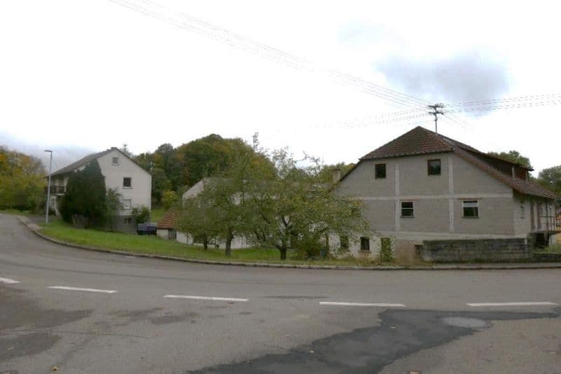Einfamilienhaus, ehem. Wirtschaftsgebäude u.a. und Landwirtschaftsflächen