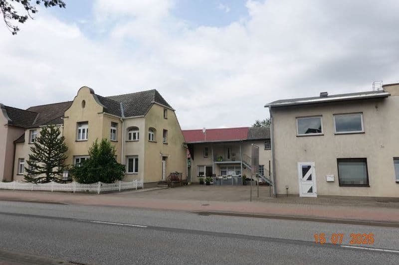 Wohnhaus mit Werkstattgebäude